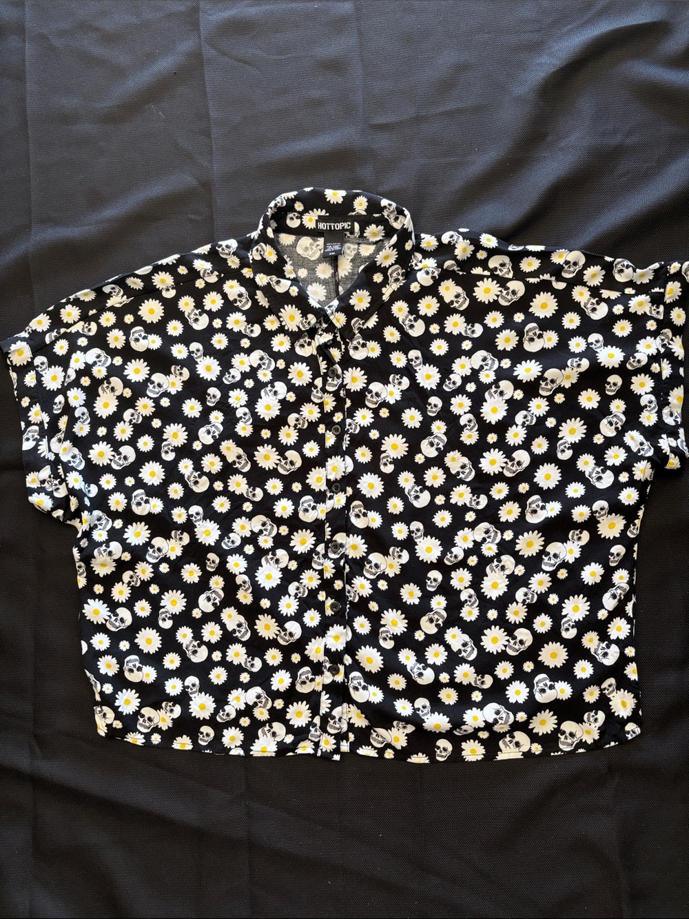 Hot Topic Black Daisy & Skull Short-Sleeve Button-Up Shirt